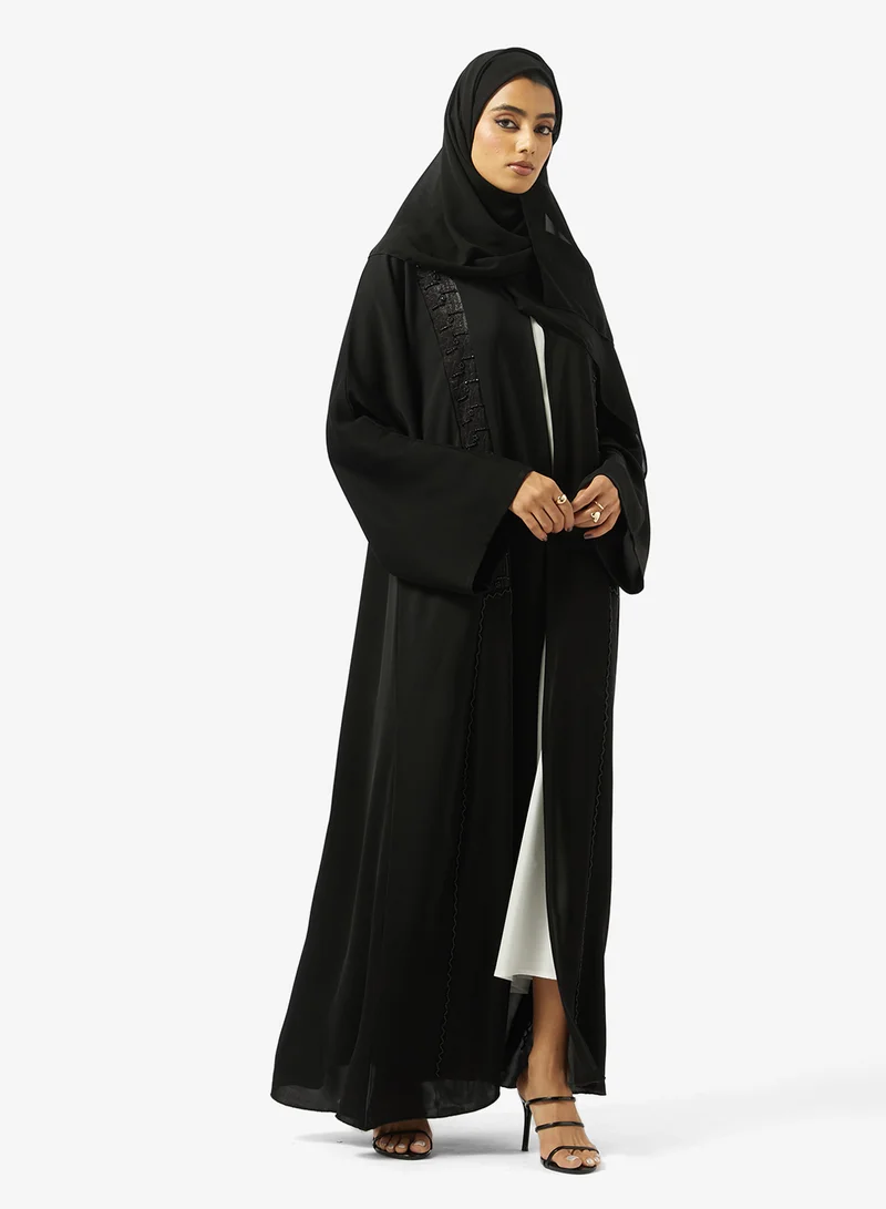 هيا كلوزيت عباية مفتوحة مزينة بياقة على شكل حرف